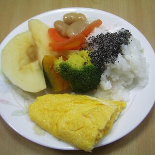 ごはんと、チーズオムレツ、白花豆、野菜の盛り合わせ